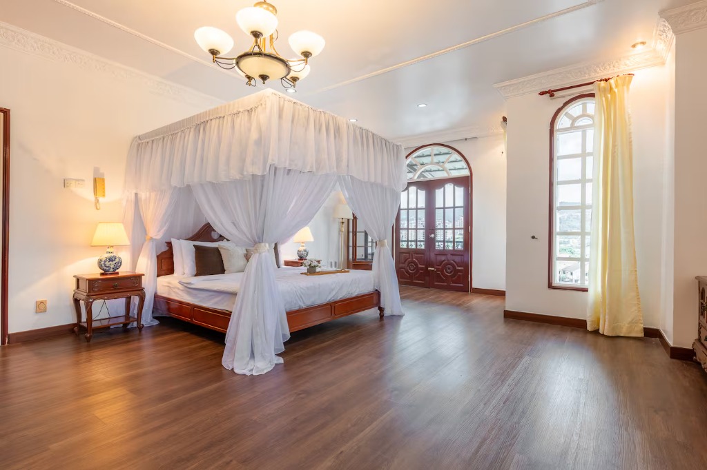 Master Canopy Suite Day Lighting